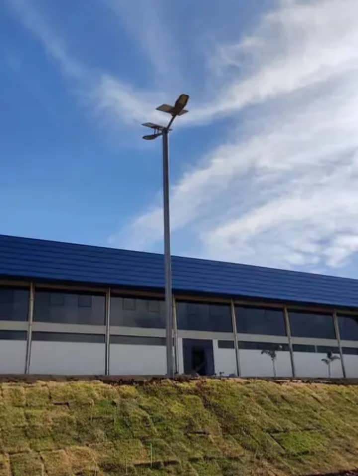 Lampadaire solaire Révolutionnaire de 400w + 50w de panneaux solaires